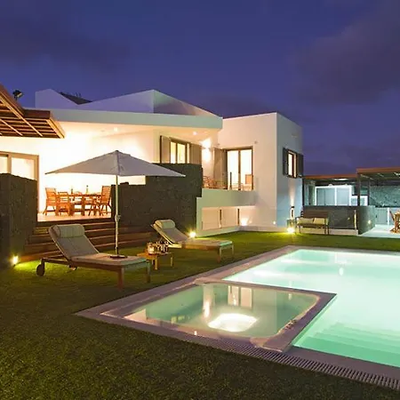 In Sleeps 8 Includes Swimming Pool And Air Con Вилла Пуэрто-Калеро