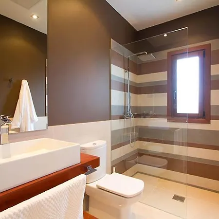 In Sleeps 8 Includes Swimming Pool And Air Con Вилла Пуэрто-Калеро