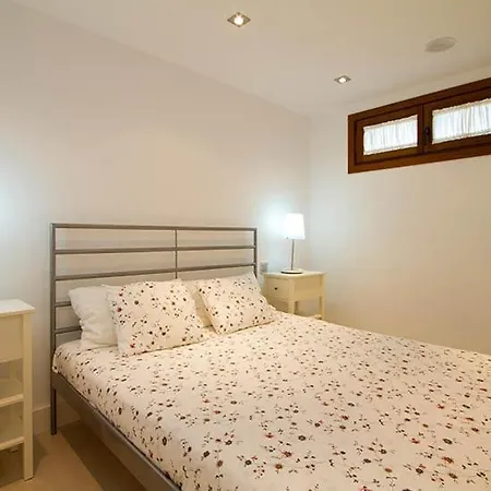 Villa In Sleeps 8 Includes Swimming Pool And Air Con *