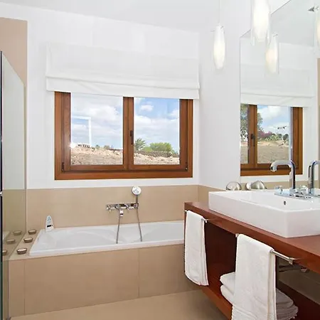 In Sleeps 8 Includes Swimming Pool And Air Con Villa