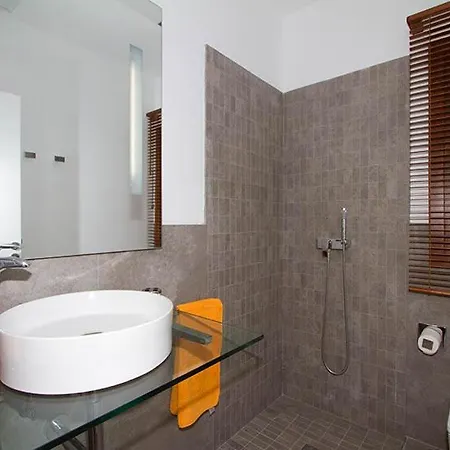 Villa In Sleeps 8 Includes Swimming Pool And Air Con